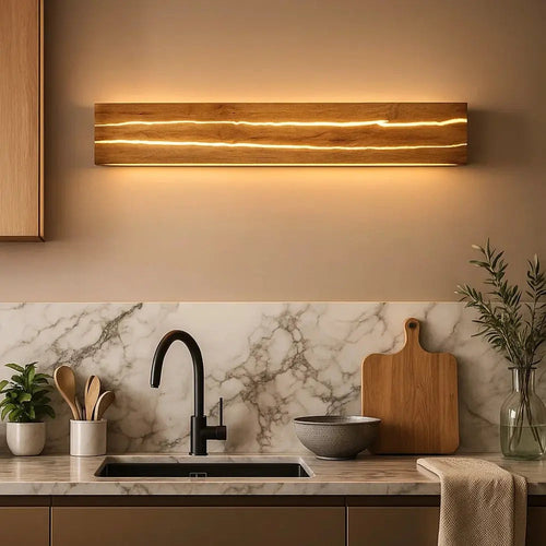 Lampe murale bois naturel halo doré jeu de textures - ambiance cuisine